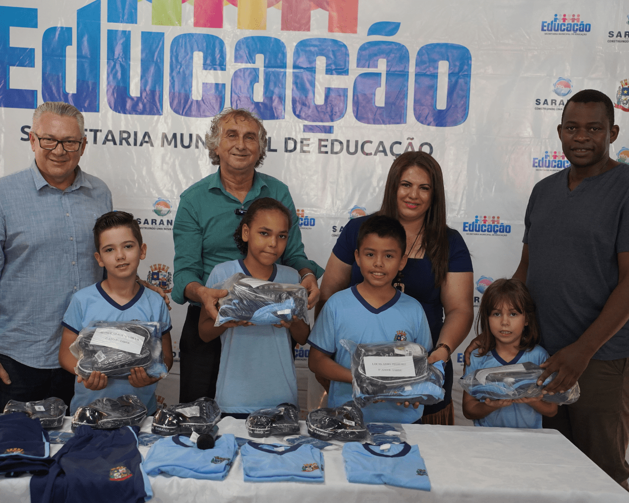 Rede municipal de ensino de Sarandi começa a receber 13 mil kits contendo os novos uniformes escolares